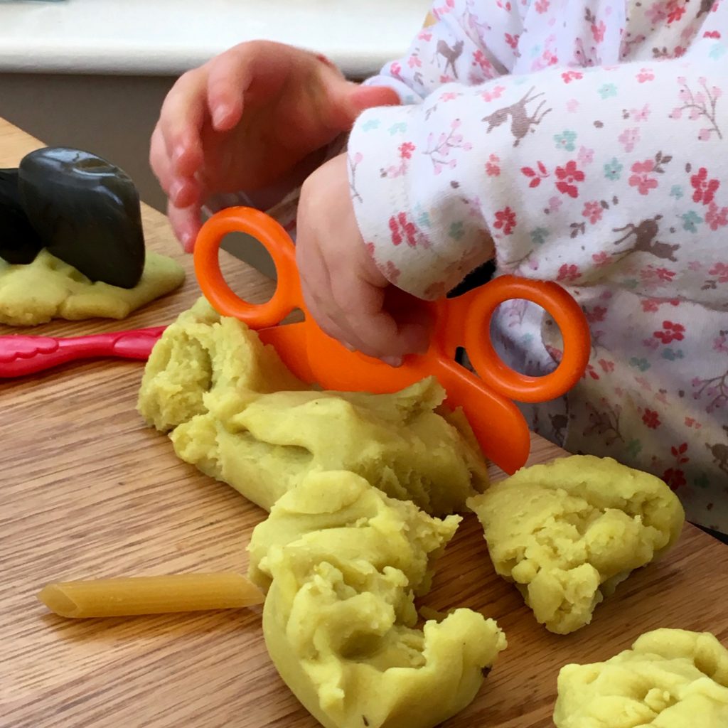 Construction themed play dough set. Simple to set up with basic household equipment. Great for toddlers, preschoolers and older children. Good for STEM challenges. 