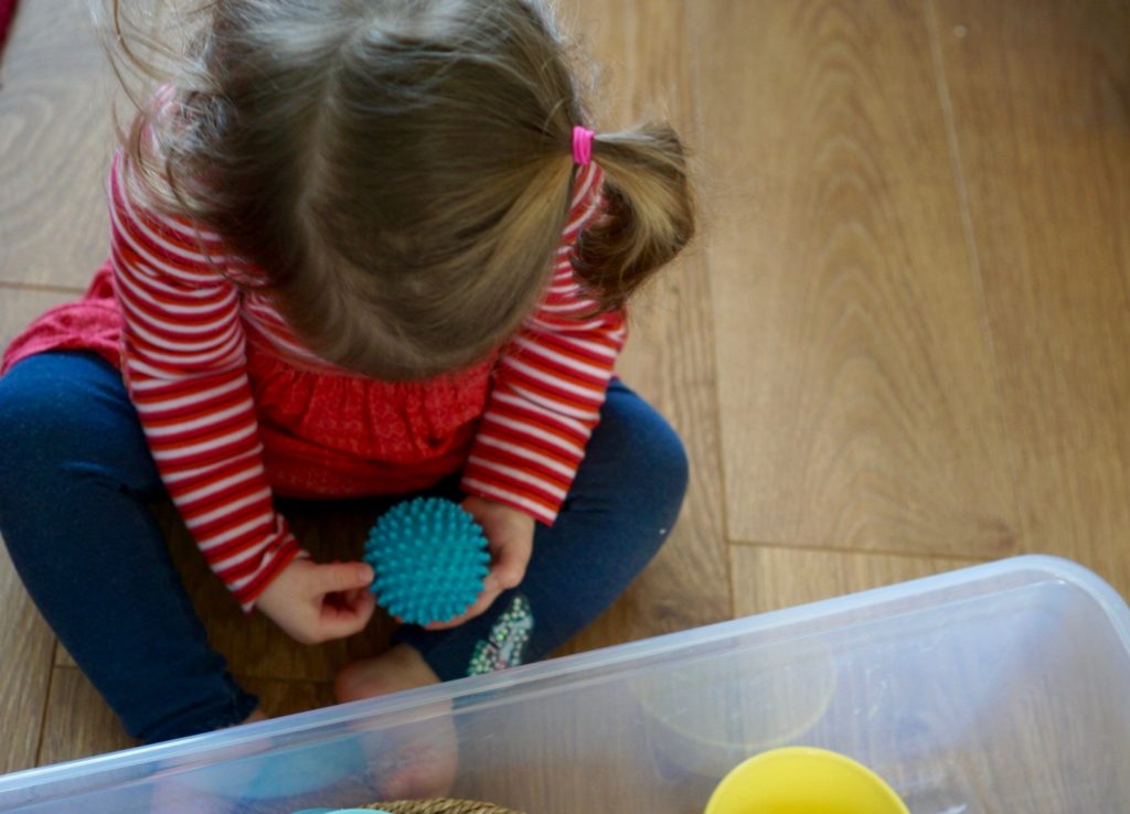 Colour sorting box for toddlers. It uses toys and things to have around the house to develop understanding and language in a fun way.